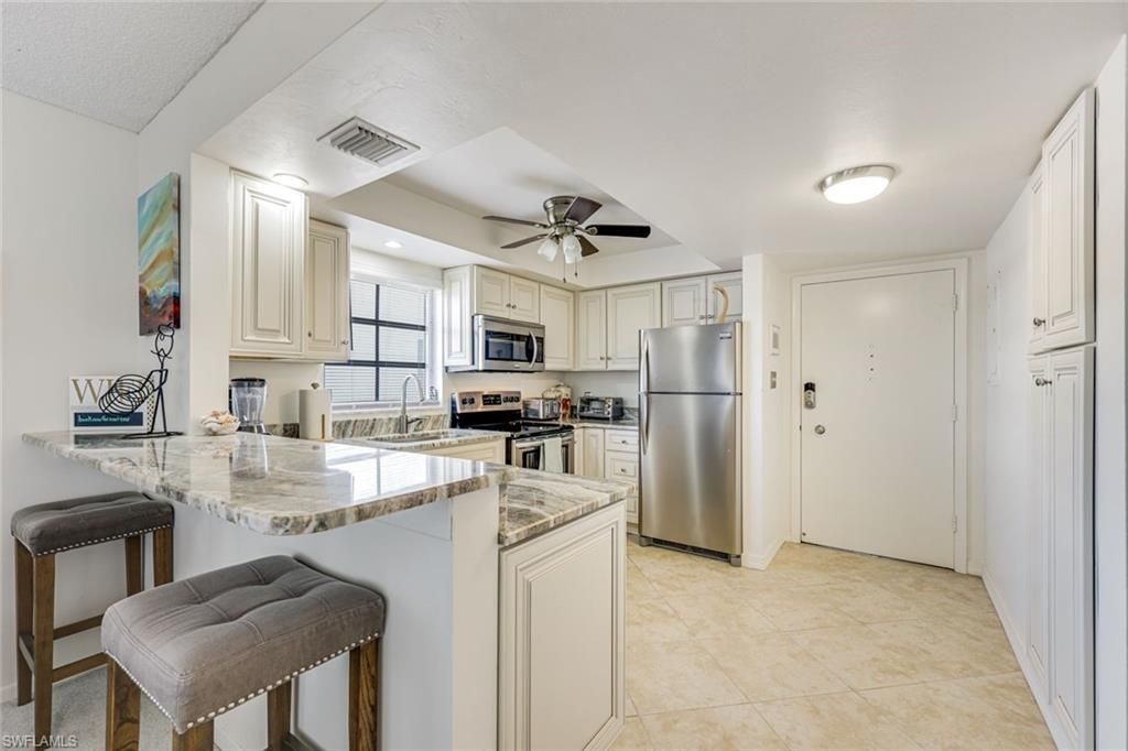 5 High Point Cir W, Unit 204, Naples, FL 34103 Photo