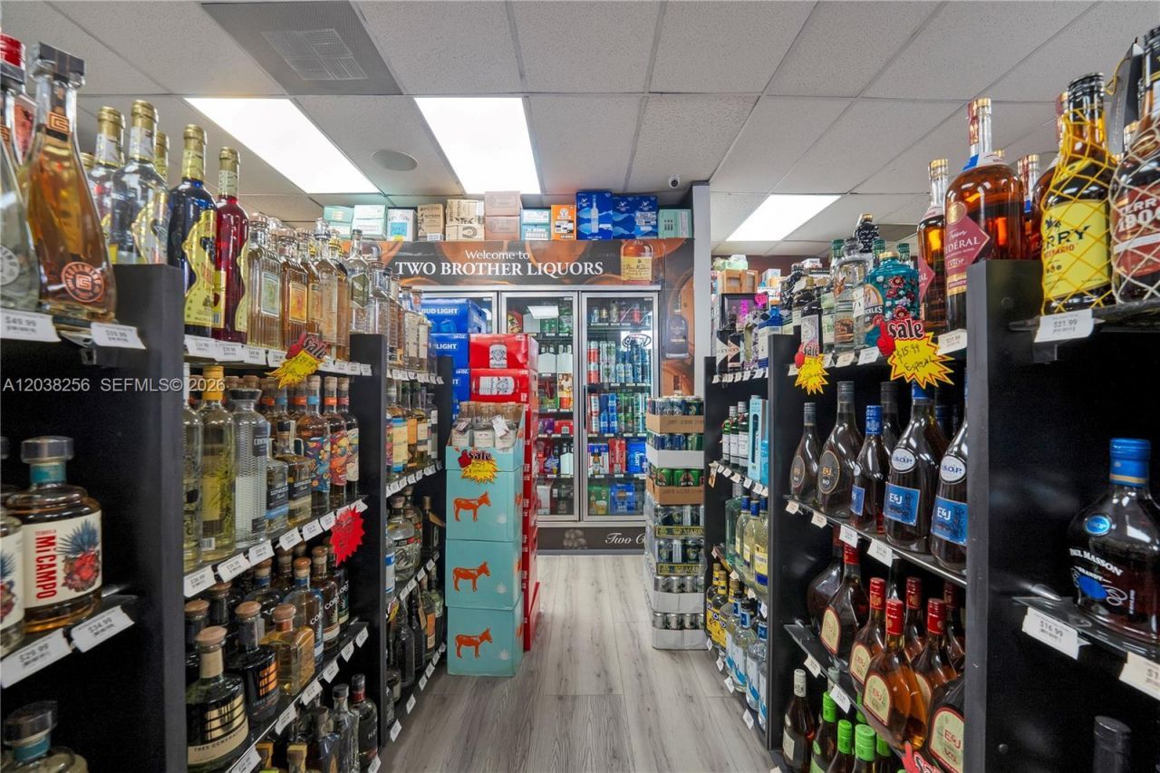 425 , Miami, FL 33128 Photo