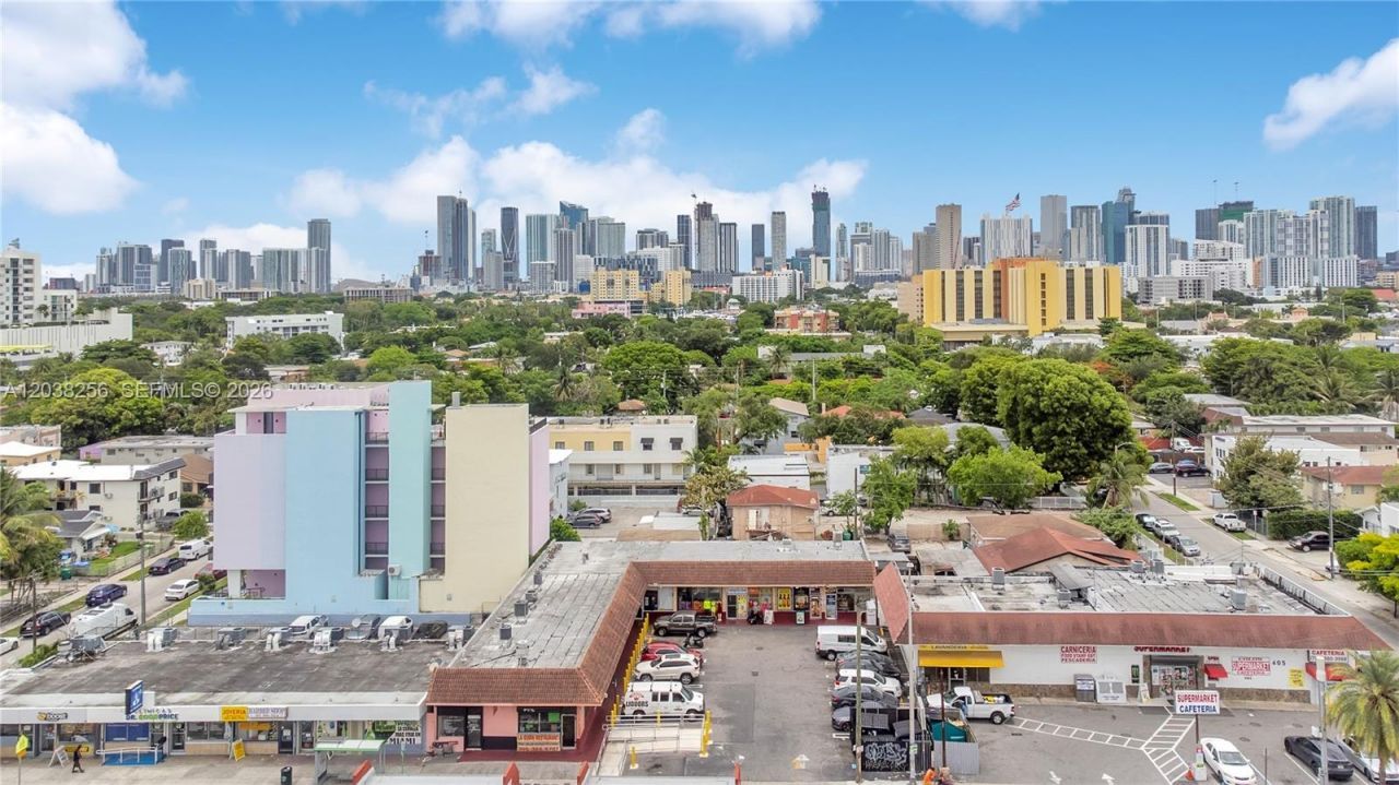 425 , Miami, FL 33128 Photo