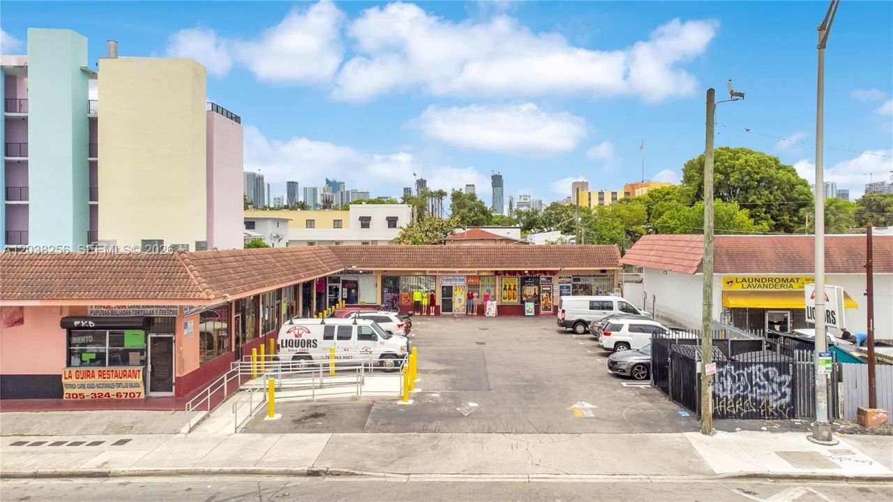 425 , Miami, FL 33128 Photo