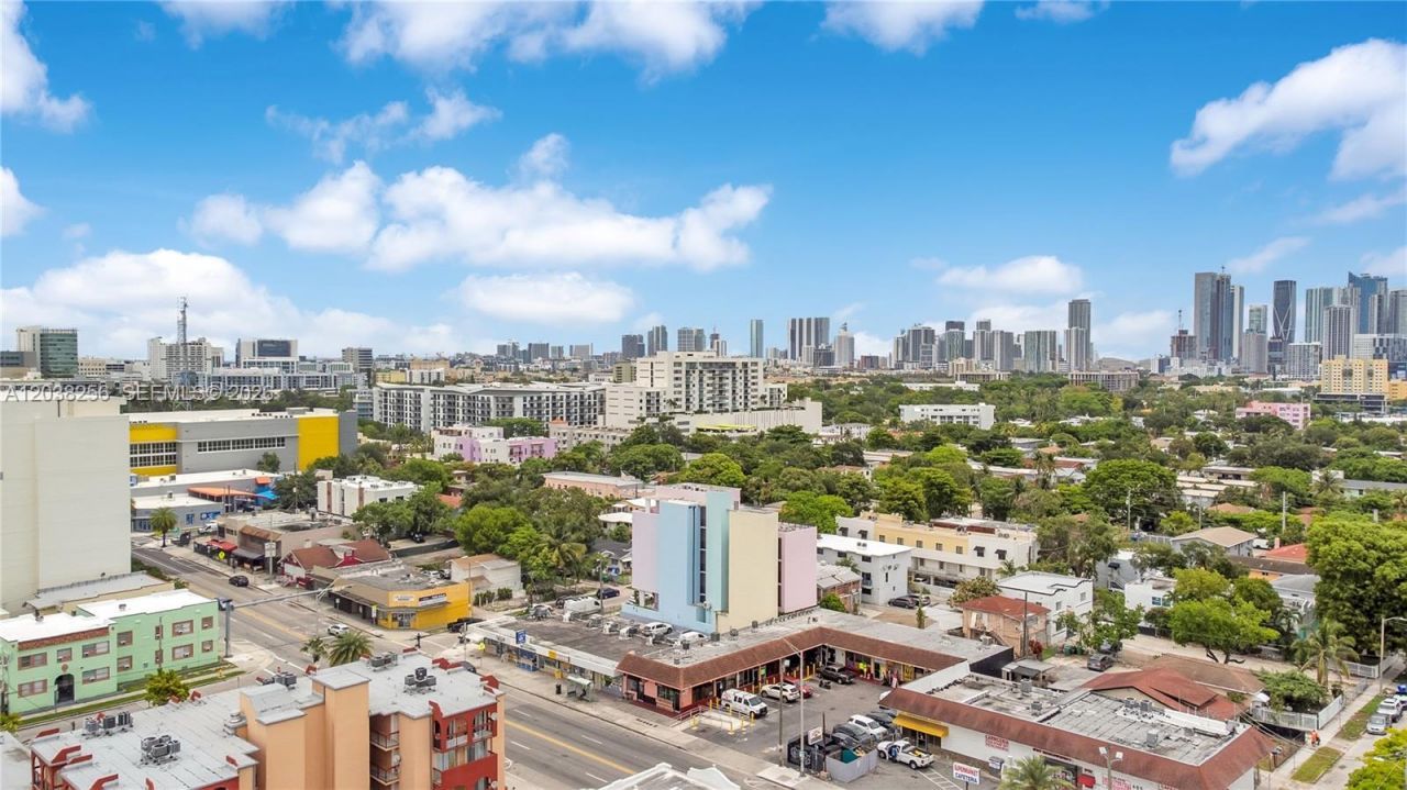 425 , Miami, FL 33128 Photo