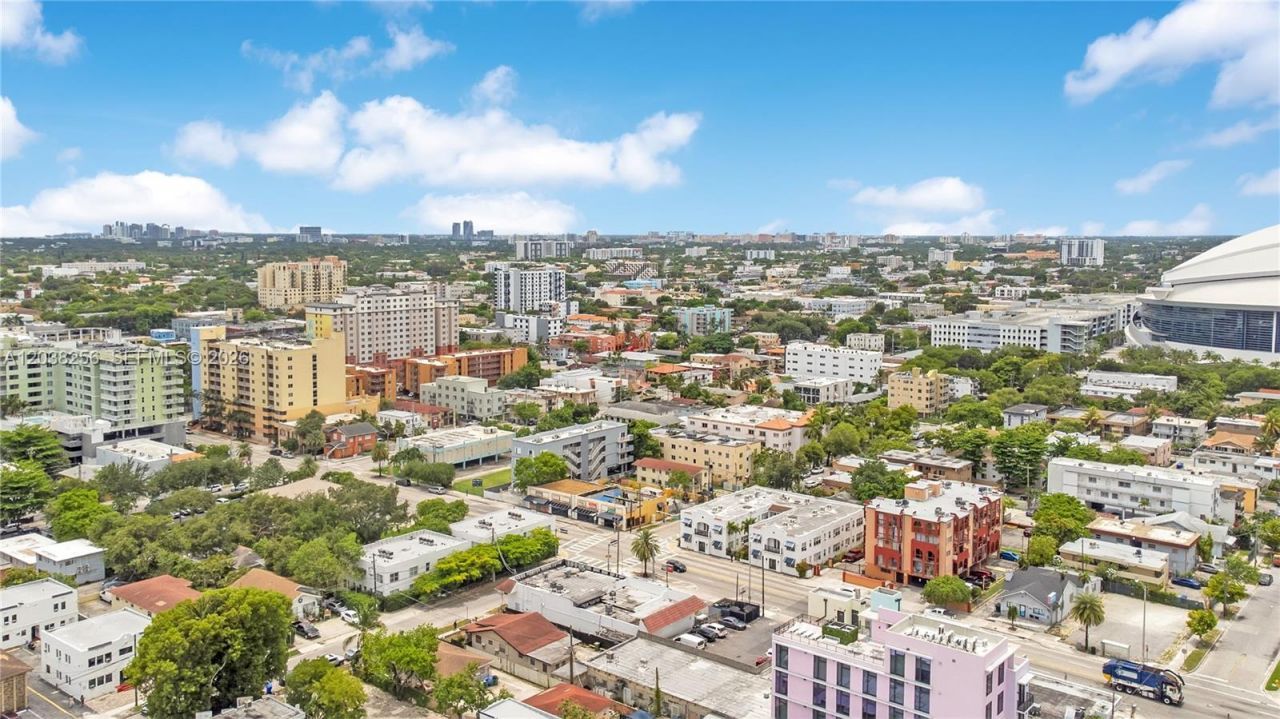 425 , Miami, FL 33128 Photo
