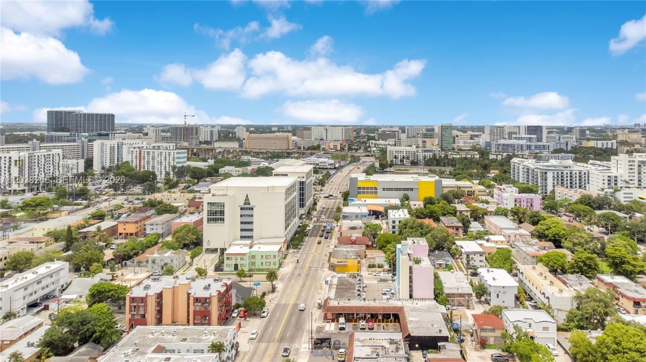 425 , Miami, FL 33128 Photo
