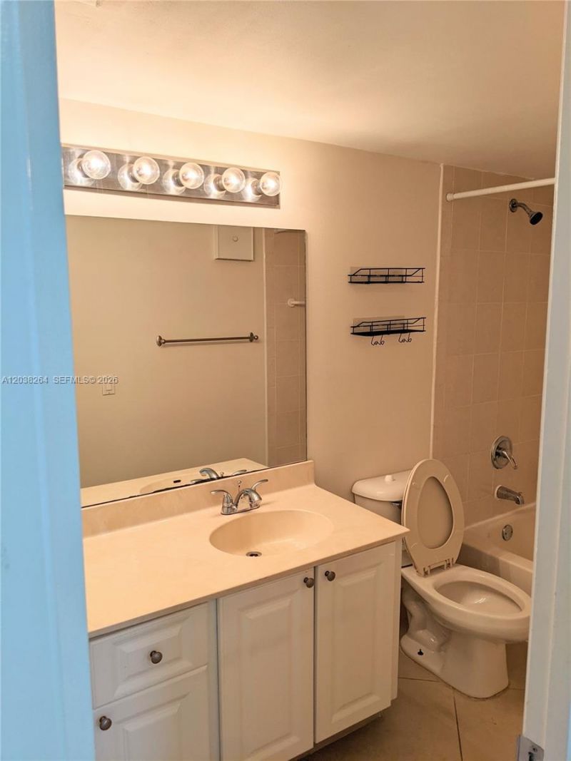 711 N Pine Island Rd, Unit 314, Plantation, FL 33324 Photo