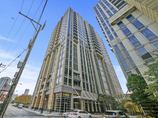 700 N Larrabee Street , Unit 1004, Chicago, IL 60654