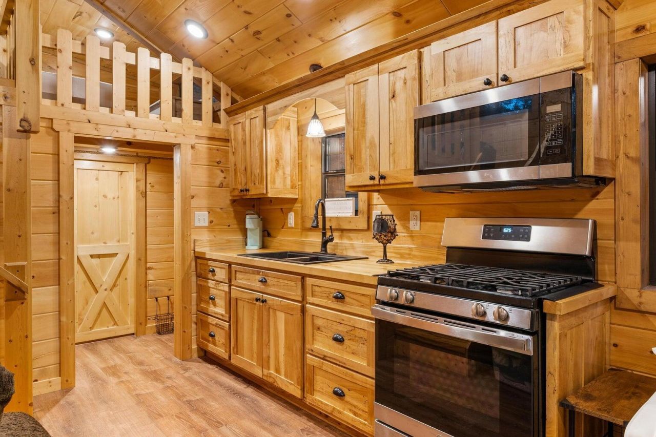 1373b Bridge Street Photo 8