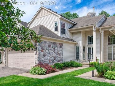 1021 Calpernia, Wixom, MI 48393