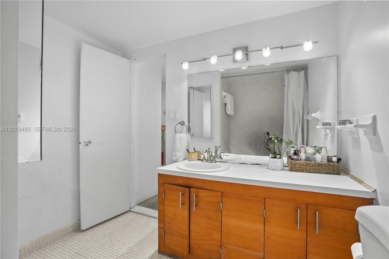 1200 West Ave, Unit 819, Miami Beach, FL 33139 Photo