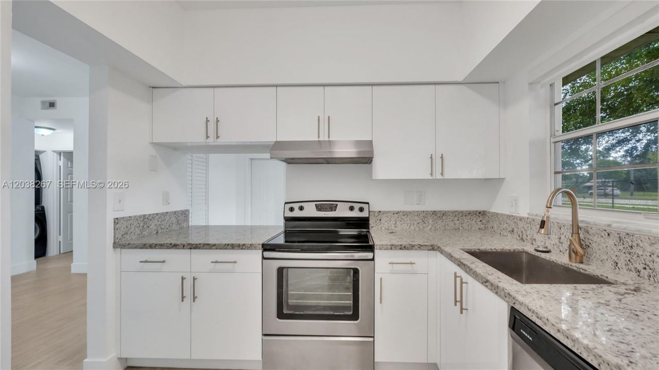 2421 NW 96th Ter, Unit 20I, Pembroke Pines, FL 33024 Photo