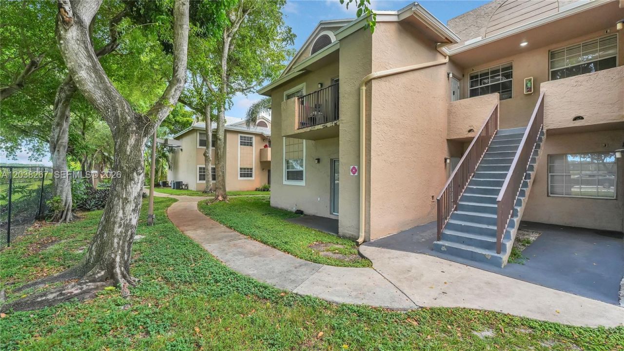 2421 NW 96th Ter, Unit 20I, Pembroke Pines, FL 33024 Photo