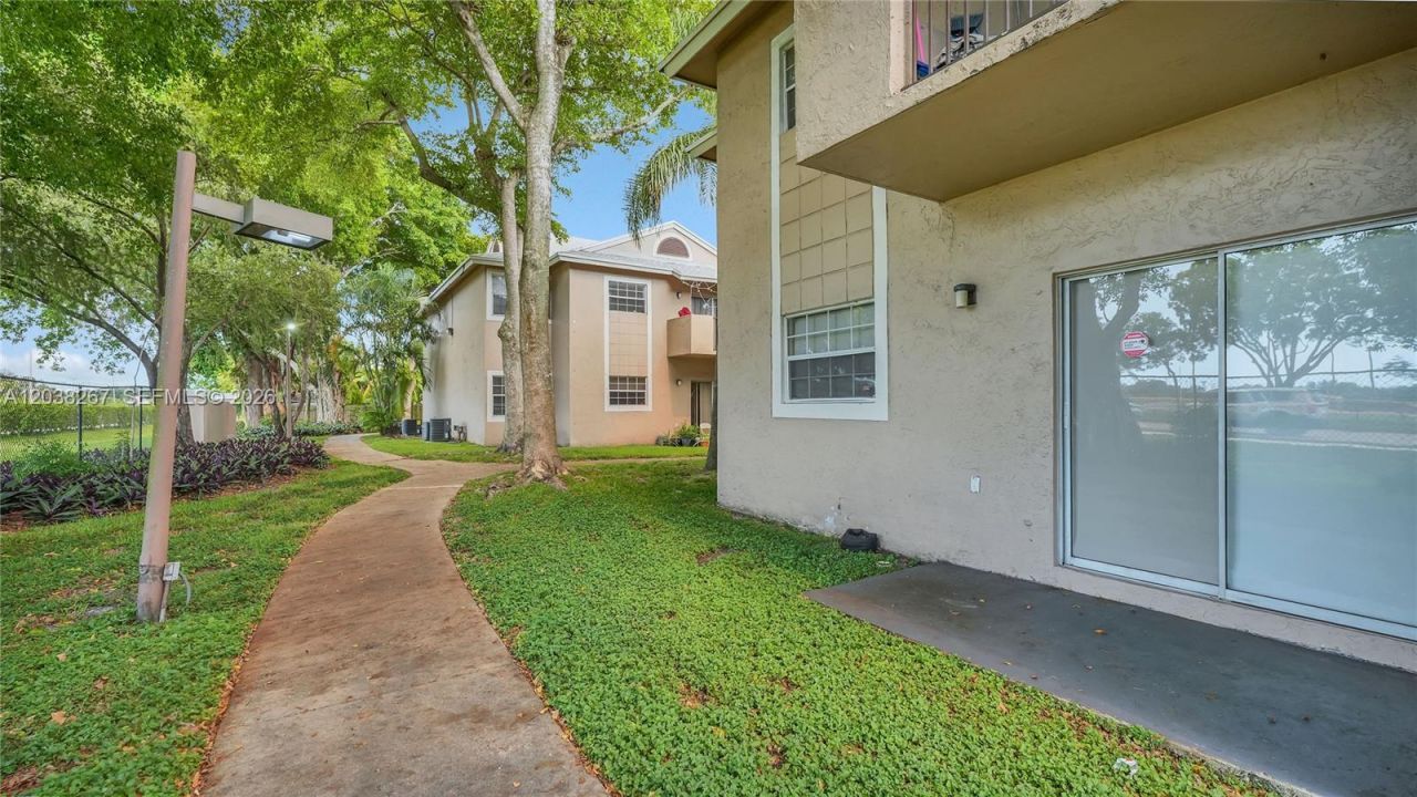 2421 NW 96th Ter, Unit 20I, Pembroke Pines, FL 33024 Photo