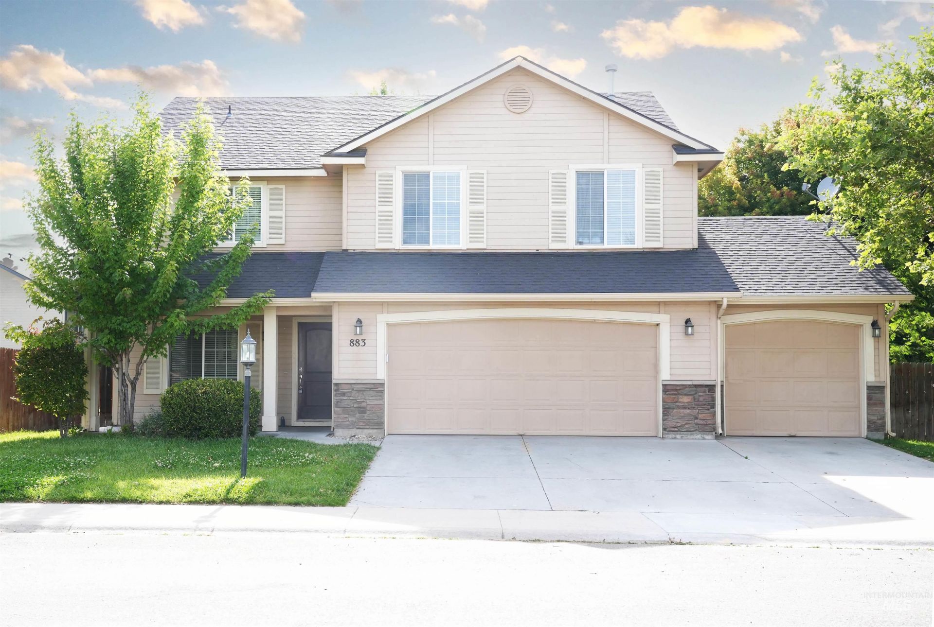883 N Oxwich Ave, Meridian, ID 83642 Main Photo