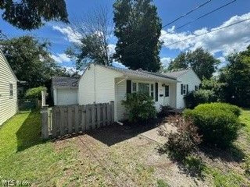 7526 Holly Drive, Mentor on the Lake, OH 44060 Photo 2