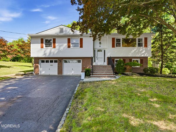 11 Highview Circle, Middletown, NJ 07748