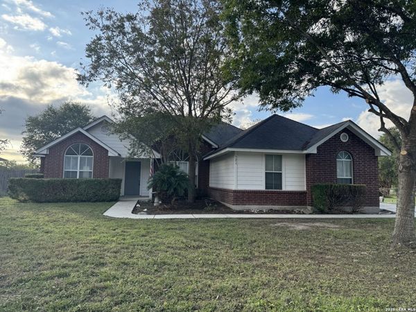 521 Woodlake Dr, McQueeney, TX 78123