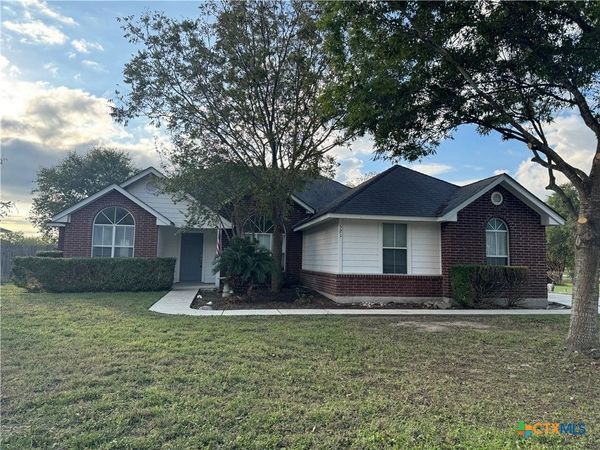 521 Woodlake Drive , McQueeney, TX 78123
