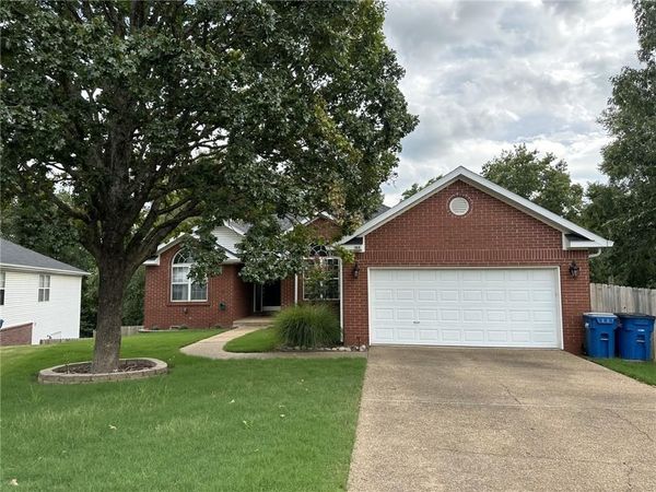 105 NW Erika Court , Bentonville, AR 72712