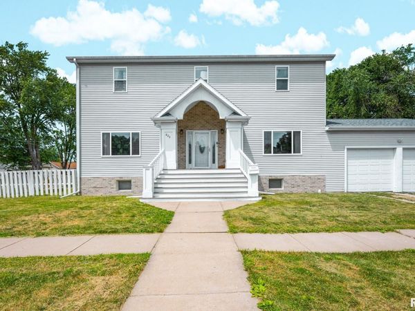 820 W BOSTON Avenue, Monmouth, IL 61401