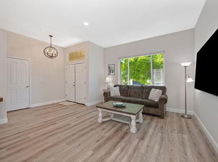 1010 Thompson Cir, Folsom, CA 95630 Photo