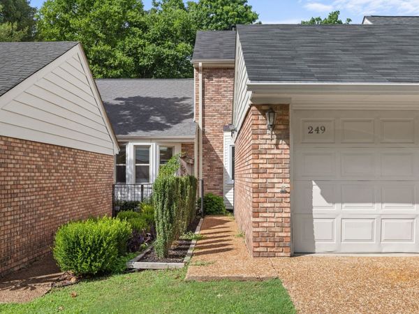 249 Woodcastle Dr, Florence, AL 35630