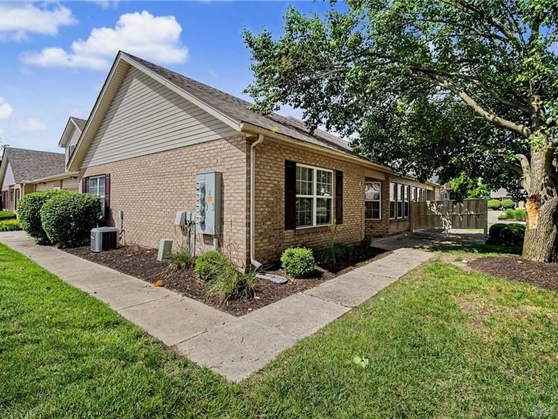 5051 Twin Lakes Circle, Clayton, OH 45315 Photo 2