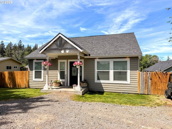 606 2ND ST, Cove, OR 97824