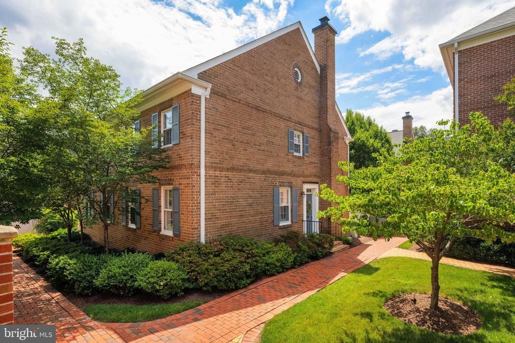 1039 N Pitt Street, Alexandria, VA 22314 Main Photo