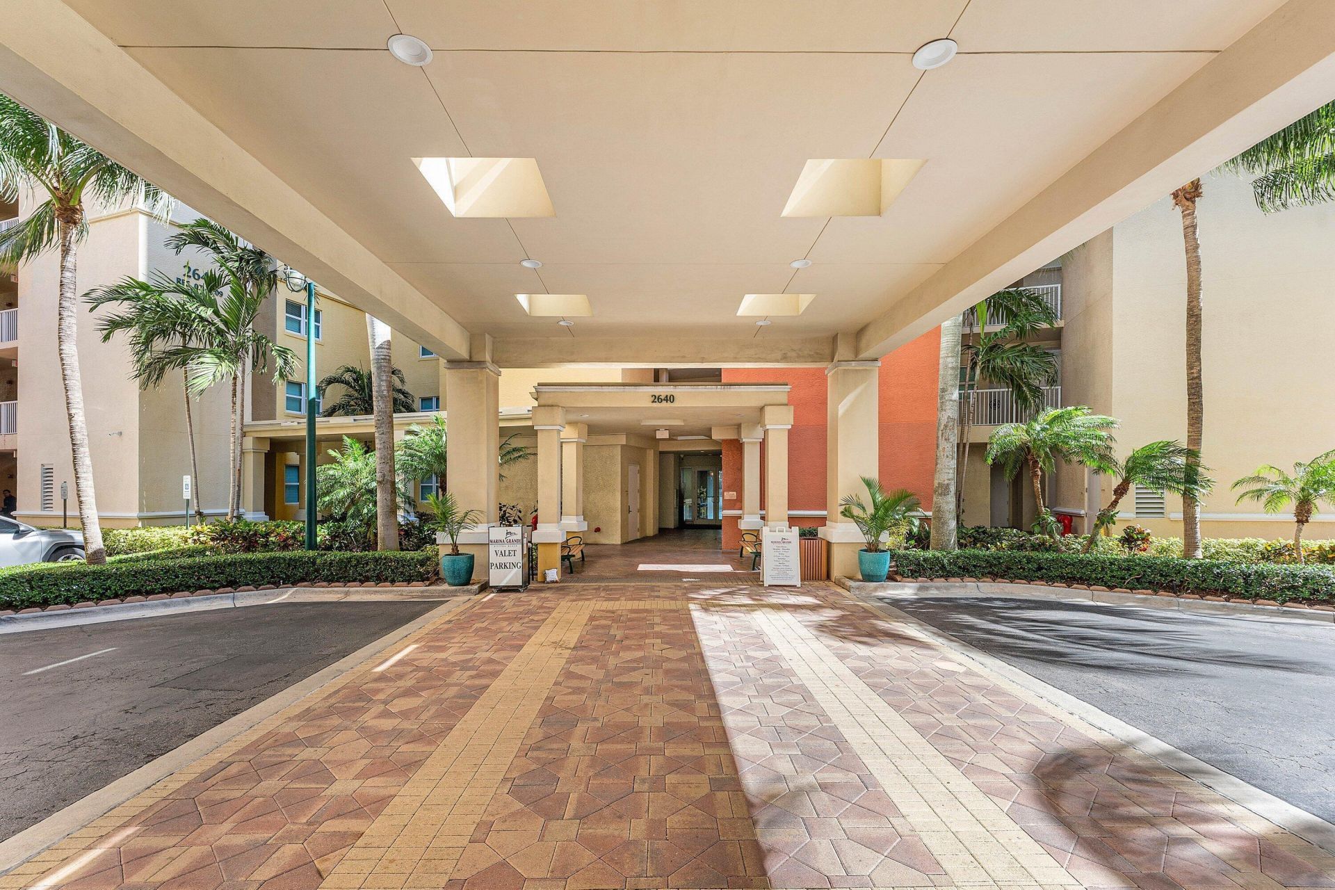 2640 Lake Shore Drive, Unit 2215, Riviera Beach, FL 33404 Photo