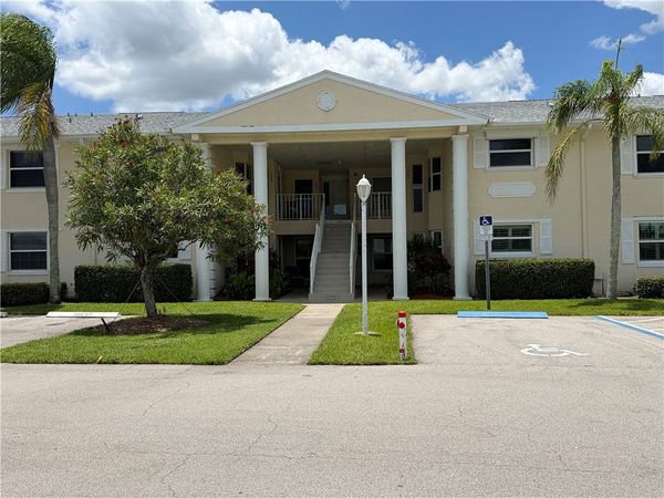 675 W Lake Jasmine Circle, Unit 204, Vero Beach, FL 32962