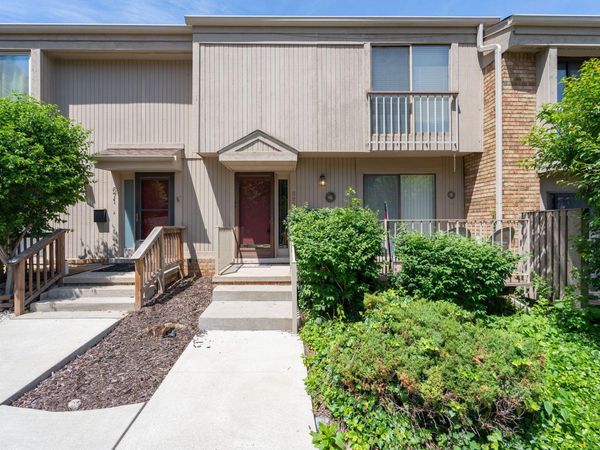 669 Oakbrook W, Rochester Hills, MI 48307