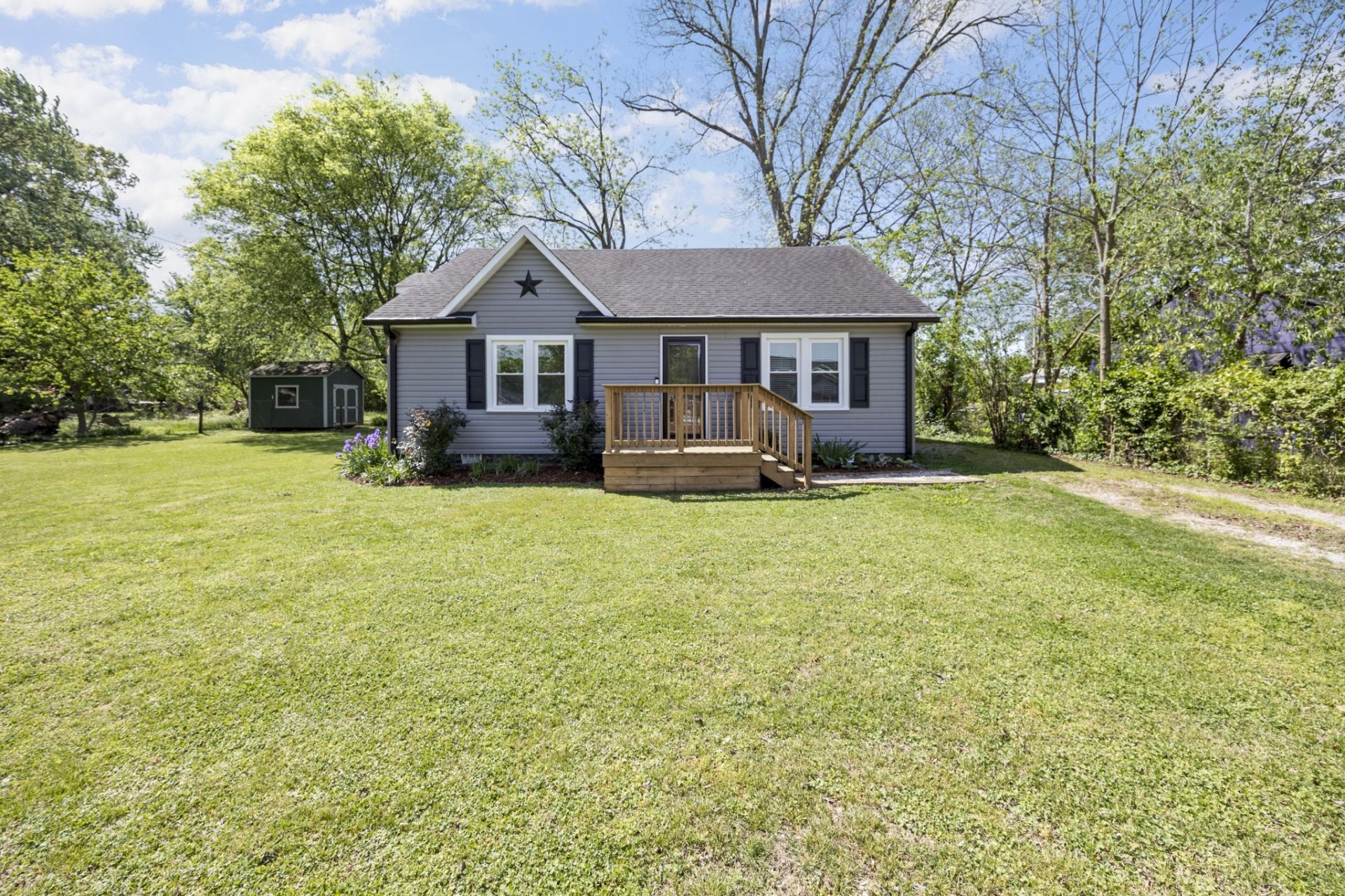 905 Nicholson St , Decherd, TN 37324 Main Photo