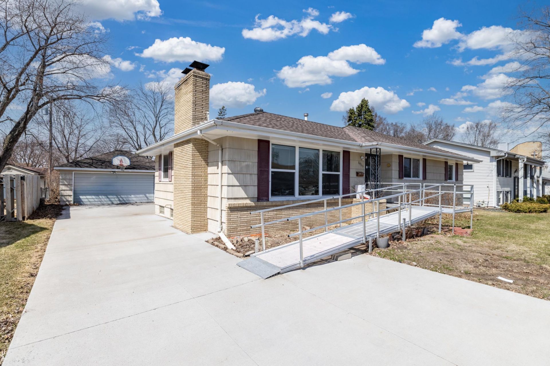 6925 Halifax Avenue N, Brooklyn Center, MN 55429 Main Photo