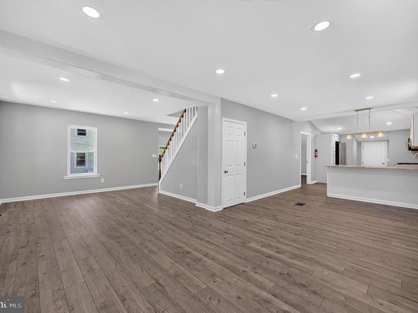 27 S MARKET STREET, GIBBSTOWN, NJ 08027
