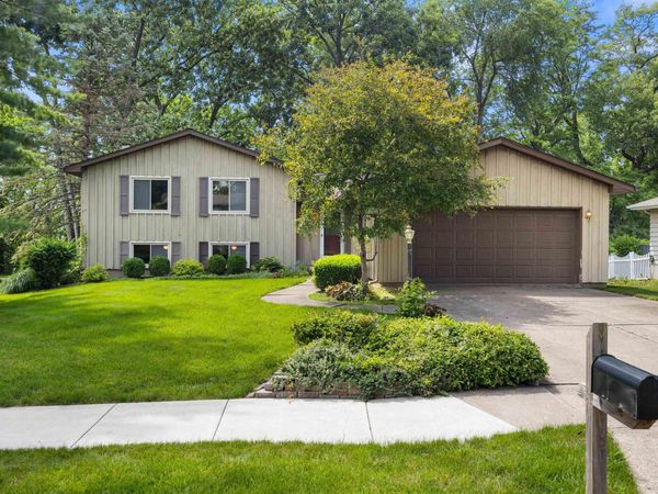 6307 N POST OAK Road, Peoria, IL 61615