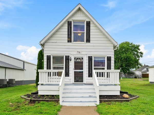 716 10TH Street , Dewitt, IA 52742