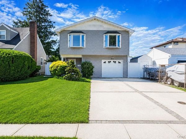 233 E Alhambra Avenue , Lindenhurst, NY 11757