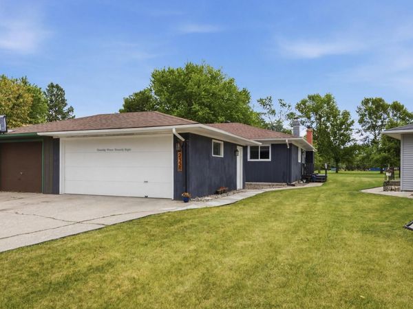 2328 Country Club Parkway , Moorhead, MN 56560