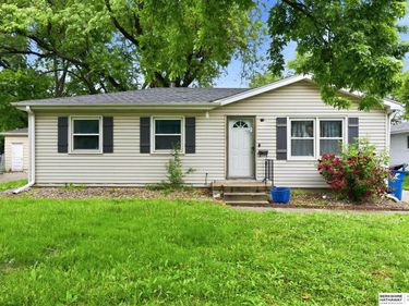 8660 Westridge Drive, Omaha, NE 68124