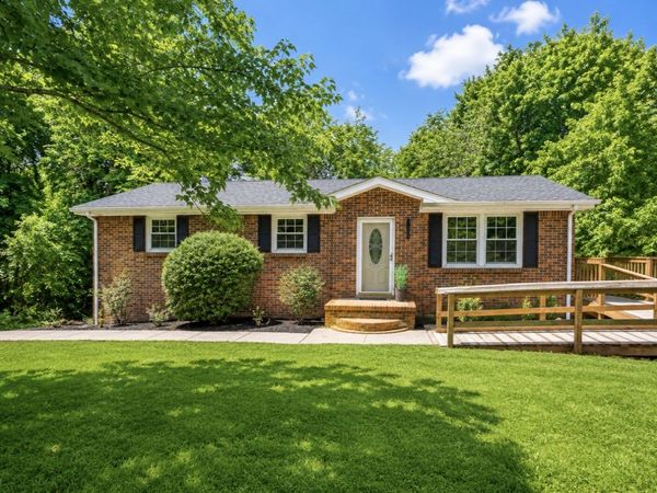 1151 Chestnut Dr, Burns, TN 37029