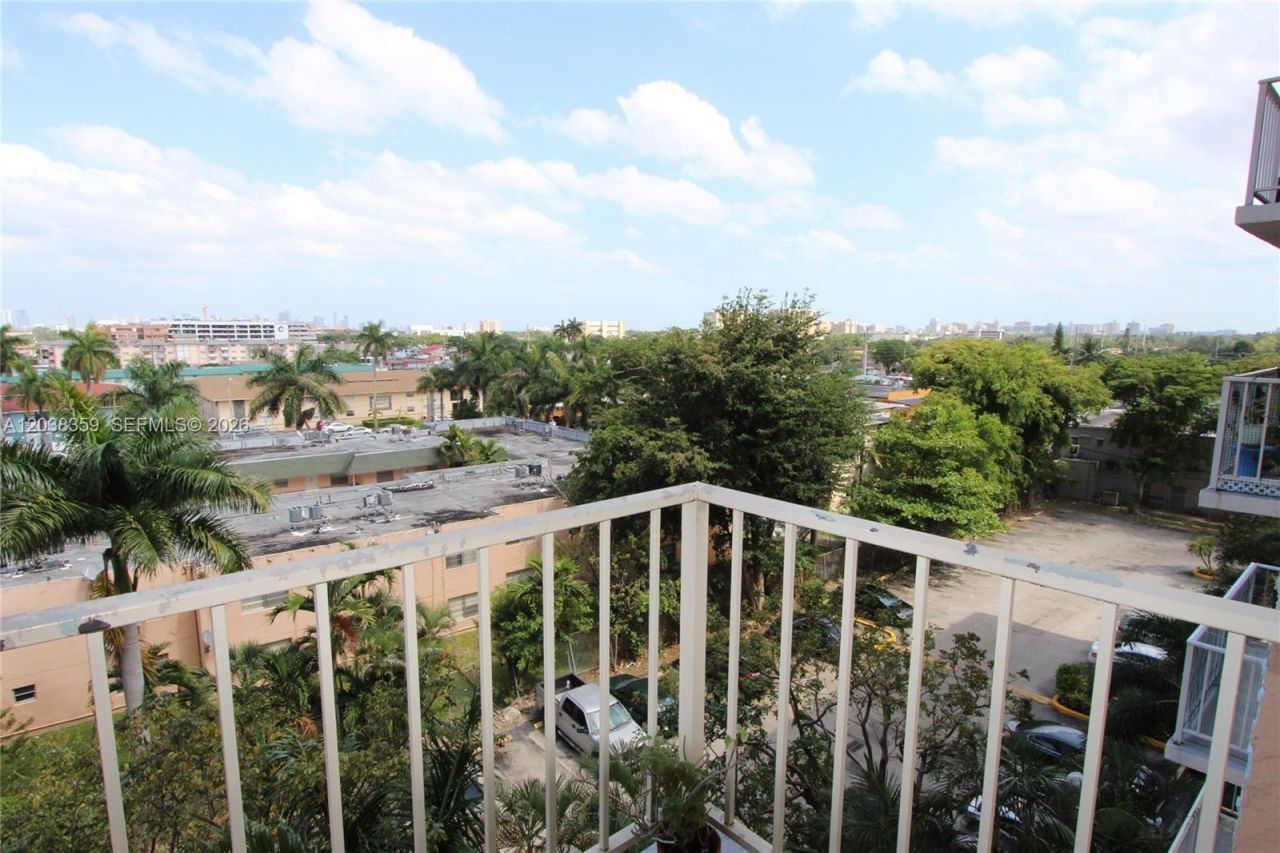 4550 NW 9th St , Unit 612E, Miami, FL 33126 Photo