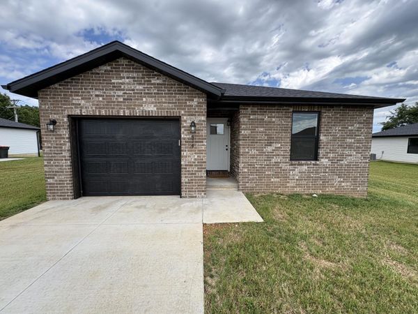 414 N Cherokee Trail , Clever, MO 65631