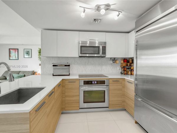 1300 Brickell Bay Dr, Unit 2411, Miami, FL 33131