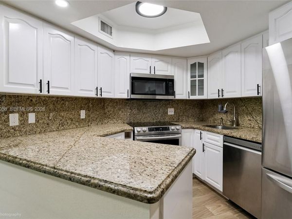 8205 Lake Dr , Unit 103, Doral, FL 33166