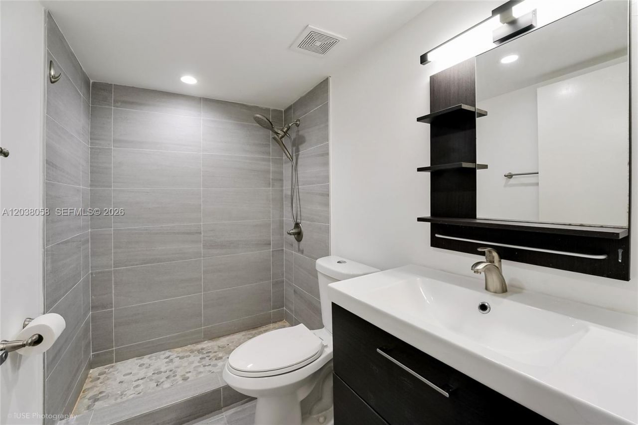 8205 Lake Dr , Unit 103, Doral, FL 33166 Photo
