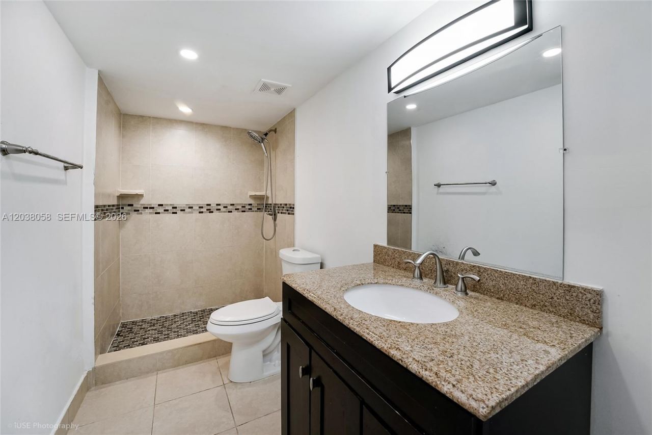 8205 Lake Dr , Unit 103, Doral, FL 33166 Photo