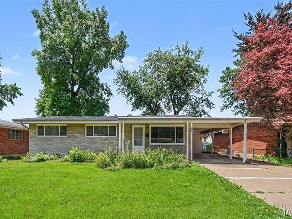 32 Queen Ann Drive , Hazelwood, MO 63042