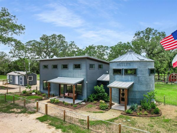 226 Stolle LN, Flatonia, TX 78941