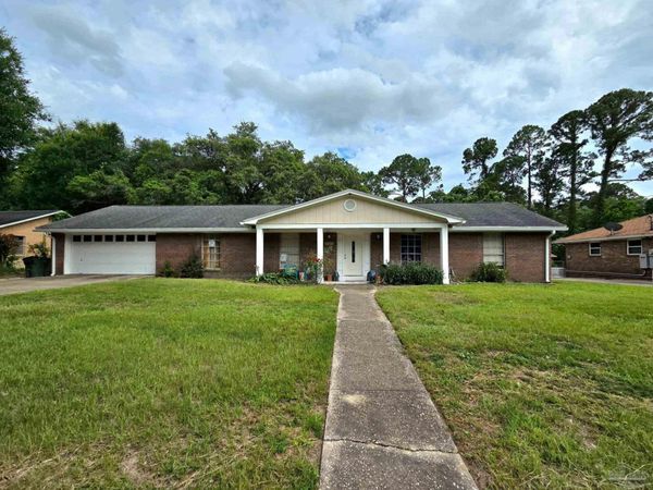 8235 Sedgefield Dr, Pensacola, FL 32507