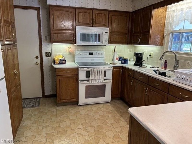 8639 Candlewood Avenue NW, North Canton, OH 44720 Photo 9