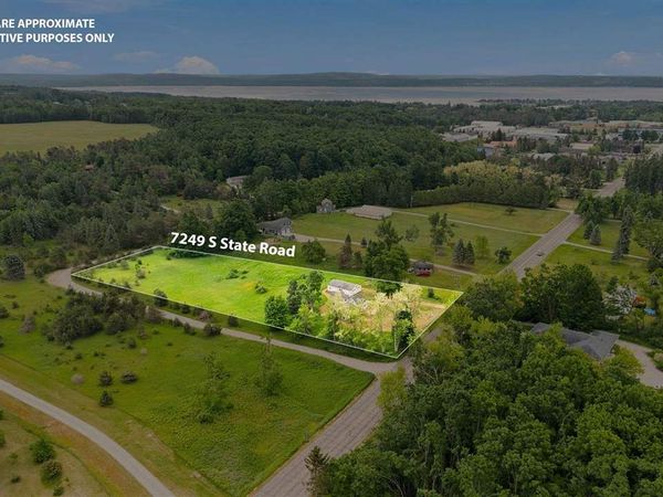 7249 S State Road, Harbor Springs, MI 49740
